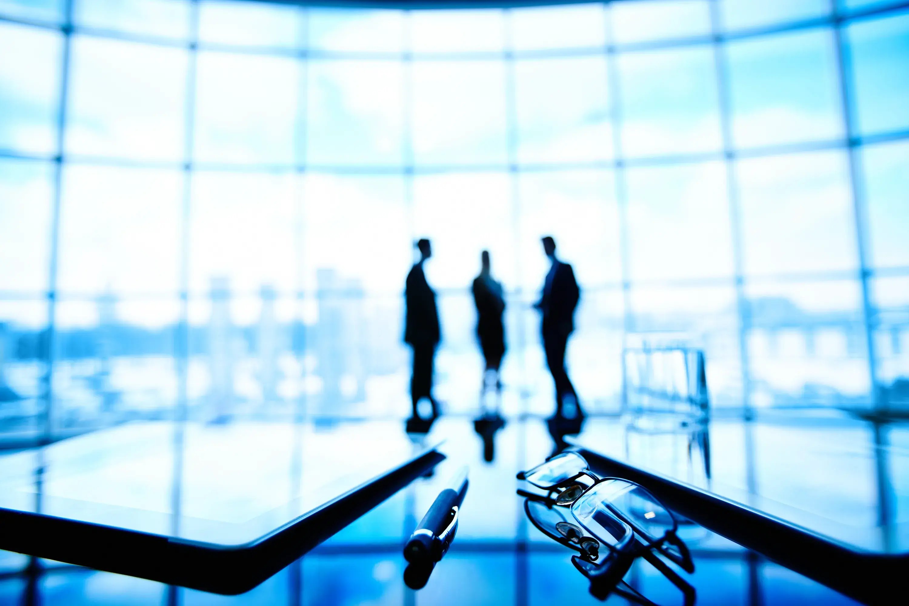 silhouettes-executives-negotiating-background